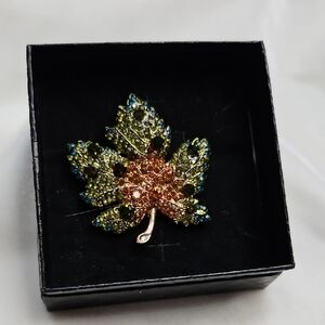 Women's Gift Boxed Green Gold Crystal Rhinestone Fall Leaf Brooch Pin NWOT